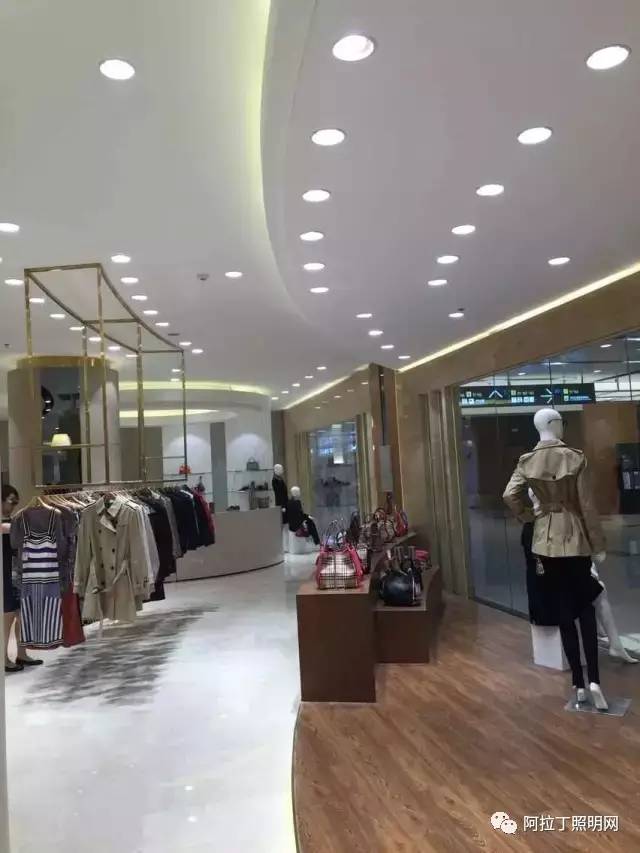 服装店筒灯怎么安装